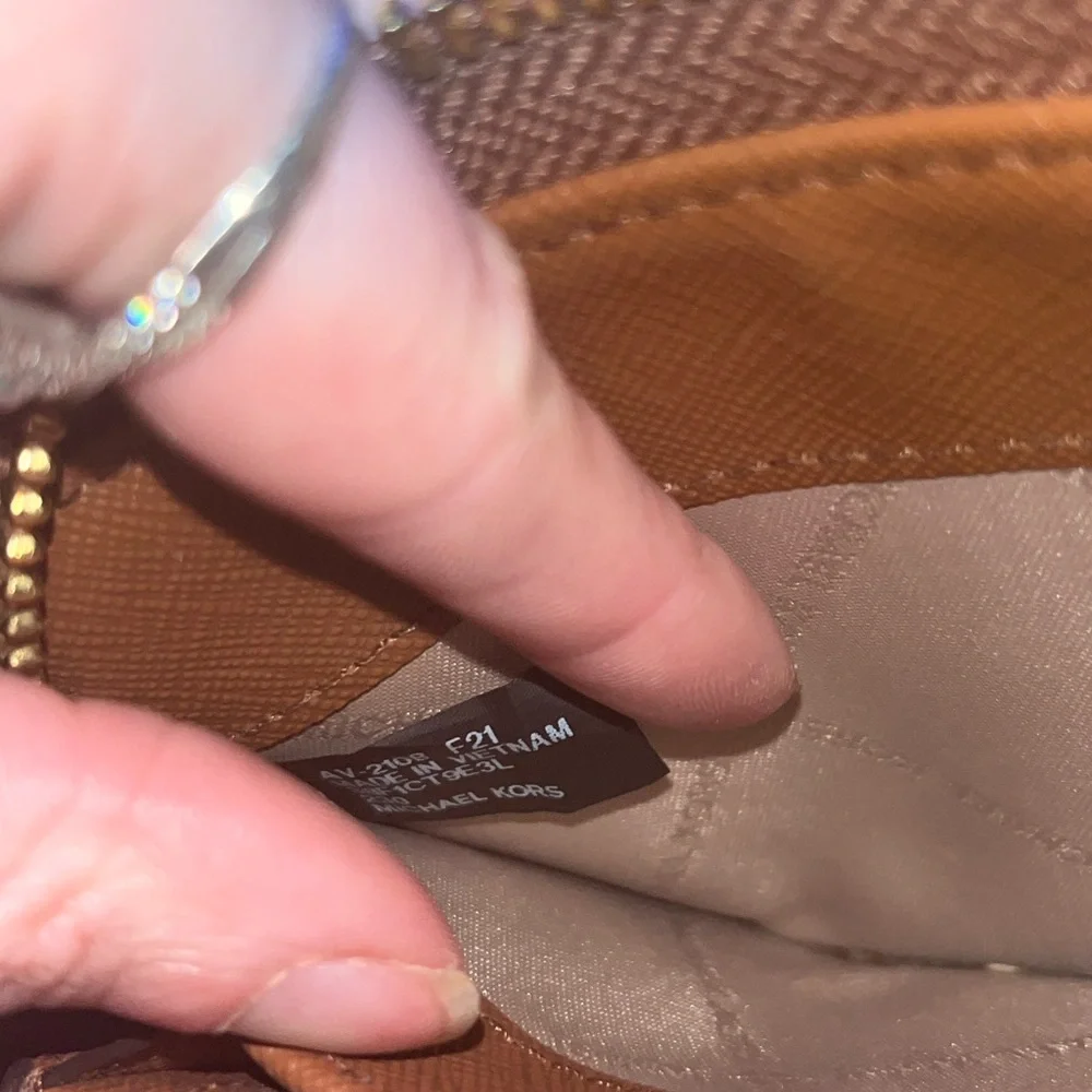 Nice Michael Kors Brown Saffiano Leather Zip Around Wallet! - Picture 13 of 14